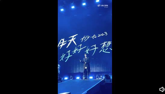 五月天巴黎演唱会被吐槽“站桩式”演唱 阿信哽咽：黑暗过去了