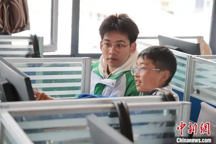 粤藏师生同上一堂AI课 学习交流用AI做小程序